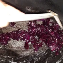 Masukkan keripik, aduk hingga rata.