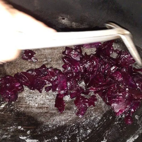 Masukkan keripik, aduk hingga rata.