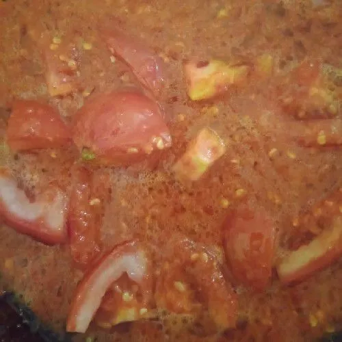 Tumis sambal dan masukkan tomat yang sudah di potong-potong hingga setengah matang.