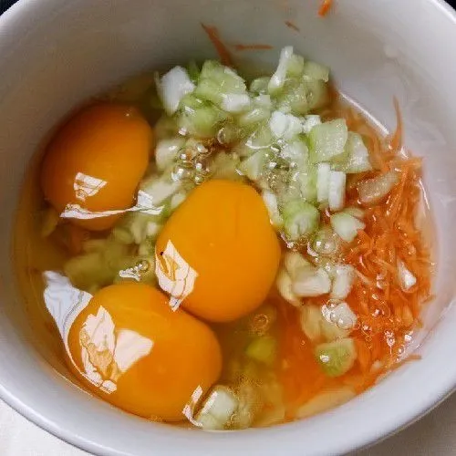 Campurkan gambas, wortel dan telur.