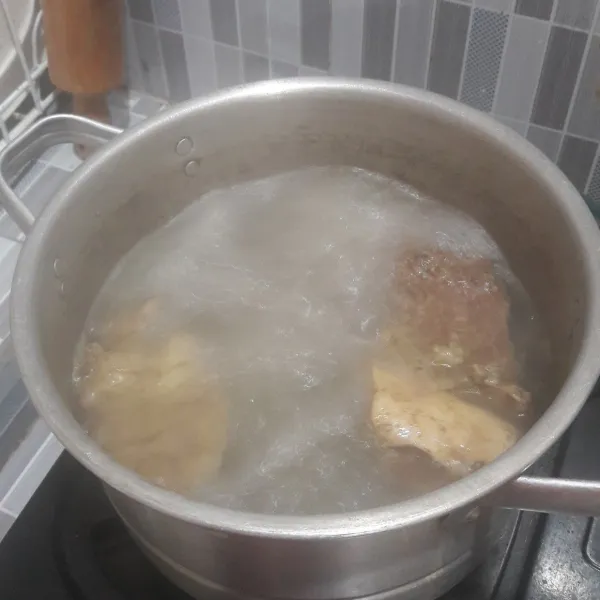 Rebus daging hingga empuk.