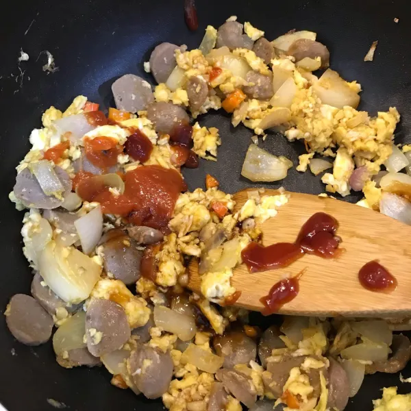 Masukkan saus-saus dan kecap-kecap, aduk rata. Cicipi dahulu baru tambahkan garam. Sajikan dengan nasi putih dan taburi bawang goreng.