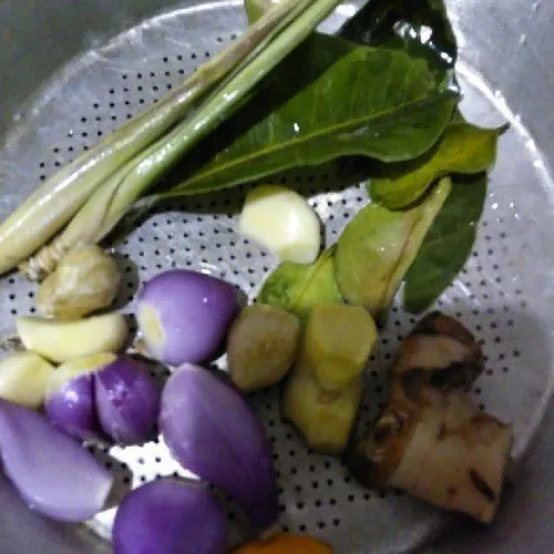 Cuci bersih bumbu dan tiriskan.