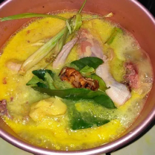 Lalu masukkan batang sereh, daun salam, daun jeruk, jahe, dan lengkuas. Aduk rata. Masak hingga air sedikit menyusut.