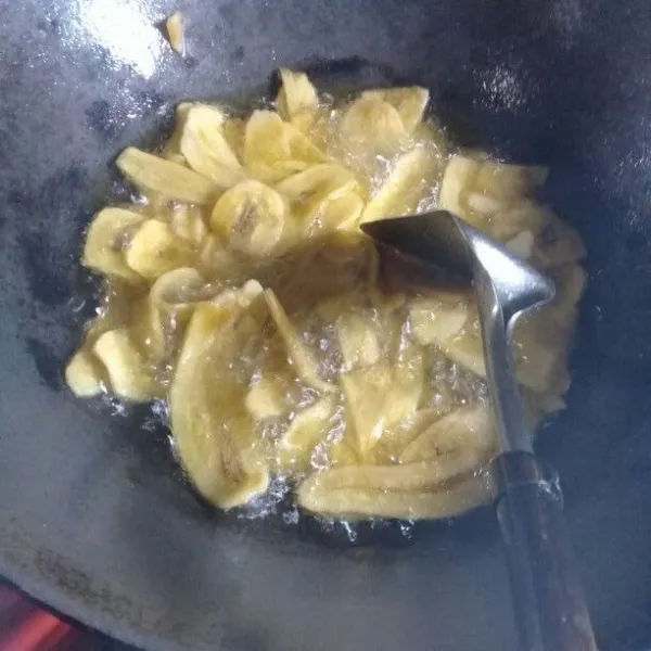 Goreng pisang dalam minyak panas dengan api sedang, sesekali di aduk agar pisang tidak menempel ke penggorengan.