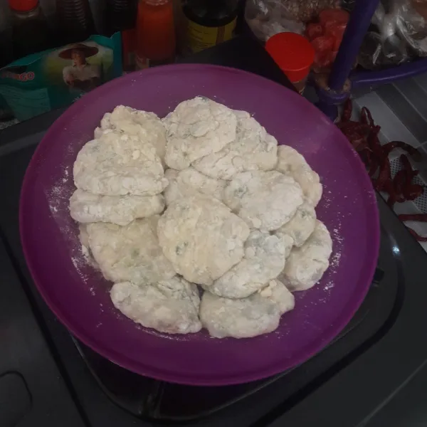 Bentuk pipih adonan tepung. Balurkan dengan tepung terigu agar adonan tidak melengket. Goreng dalam minyak panas hingga kecoklatan. Angkat, sajikan dengan saus kacang, bumbu rujak, ataupun cuko.