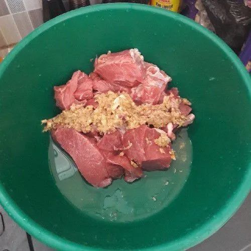 Siapkan bahan, marinasi daging dengan bumbu ungkep selam 15 menit.
