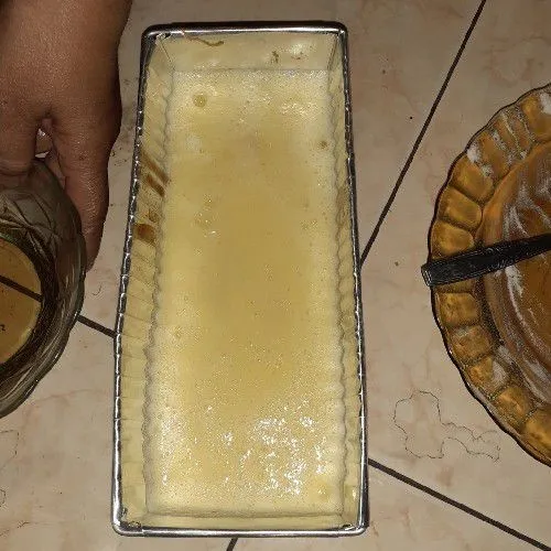 Tuangkan adonan nanas ke dalam cetakan, lalu kukus hingga adonan mengeras.