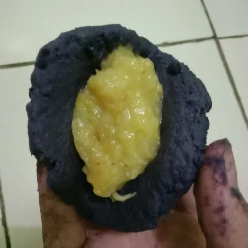 Bila adonan sudah kalis, ambil adonan, pipihkan dan masukkan selai pisang. Bentuk adonan bulat-bulat.