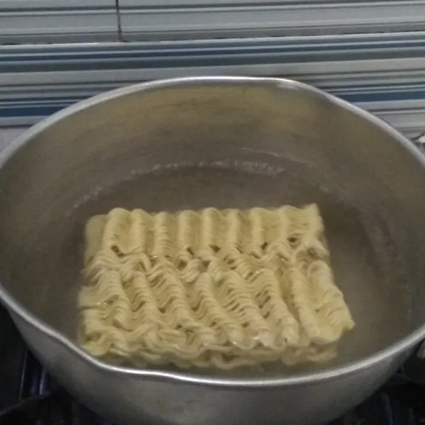 Rebus mie hingga matang, tanpa di patahkan, agar tetap memanjang, dan memudahkan saat menggulung.
