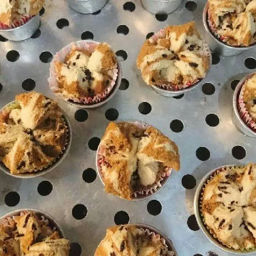 Kukus selama 10-15 menit kukus dengan api besar dan jangan dibuka selama proses mengukus, apa bila tutup kukusan kurang rapat guna kan kain untuk menutup agar uap nya tidak terlalu banyak keluar.