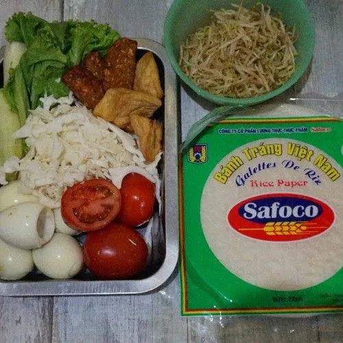 Siapkan sayuran untuk gado-gado dan rice paper untuk membungkus isian sayur tersebut.