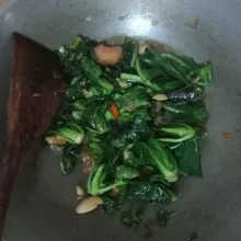 Masukkan garam, gula dan minyak wijen, aduk-aduk. Tumis kailan siap dihidangkan.