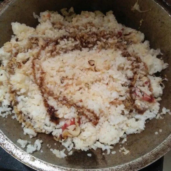 Masukkan nasi putih, kecap dan saori. Aduk hingga merata dan masukkan garam serta penyedap rasa. Aduk hingga tercampur rata.