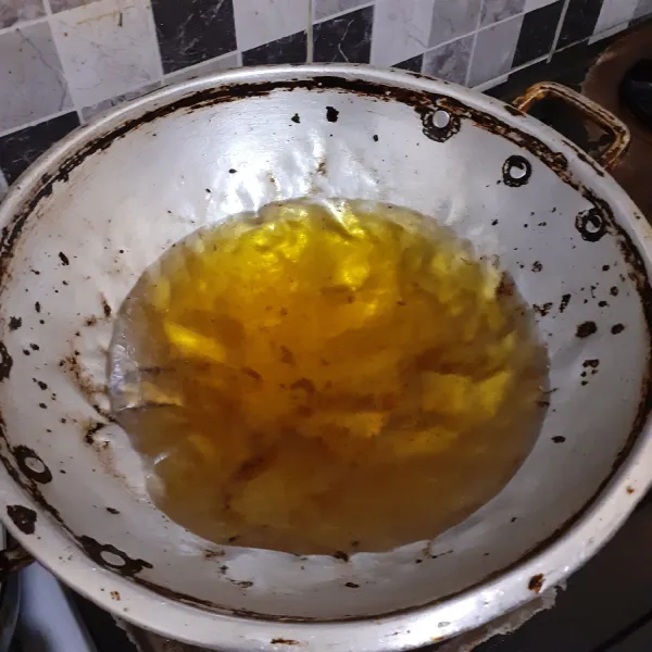 Panaskan minyak pada penggorengan.