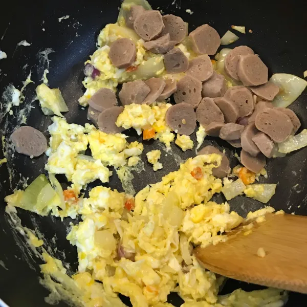 Masukkan bakso dan sosis. Aduk rata.