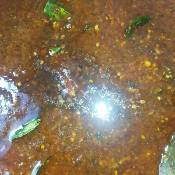 Setelah bumbu berubah warna, masukkan larutan air asam dan gula merah terus diaduk hingga mendidih dan mengental.