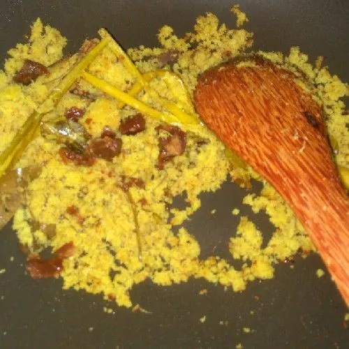 Sangrai bumbu ayam tadi masukkan gula merah. Sangrai hingga berubah warna dan kering.