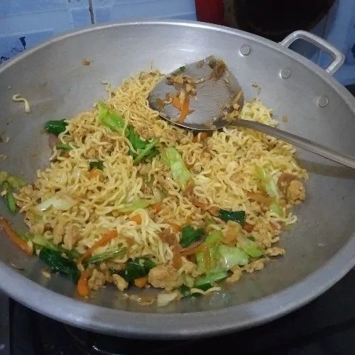 Setelah itu masukkan mie telur yang sudah di rebus lalu aduk-aduk sampai kecap dan bumbu merata.