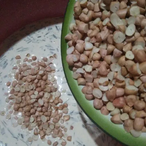 Masukkan kacang yang telah di potong tadi lalu aduk rata dan koreksi rasanya.