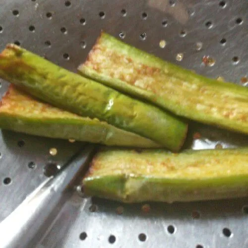 Setelah terong matang angkat dan tiriskan.