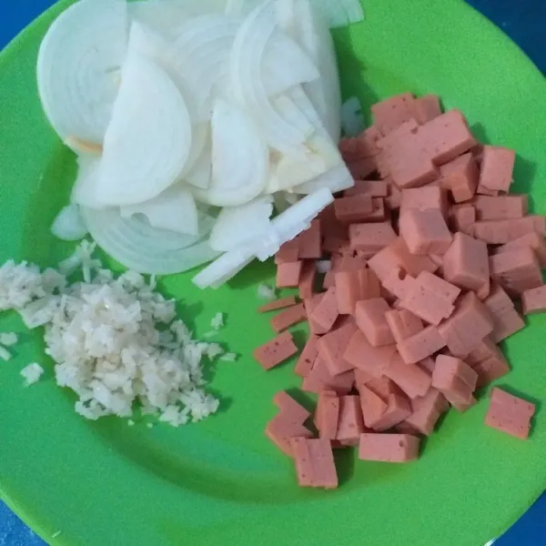 spam ayam dipotong kotak kotak halus , bawang bombay di iris tipis dan bawang putih dicincang halus