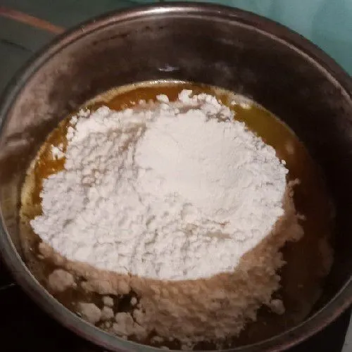 Setelah mencair, masukkan tepung terigu kedalam wadah lalu aduk cepat kira-kira 2 menit.