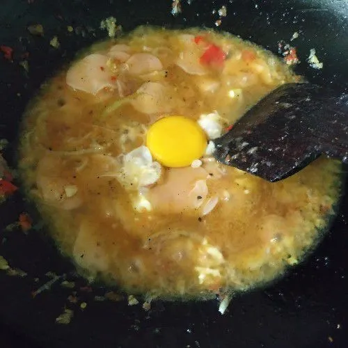 Masukkan kerupuk, air dan telur. Aduk cepat hingga telur menyatu dengan kuah.