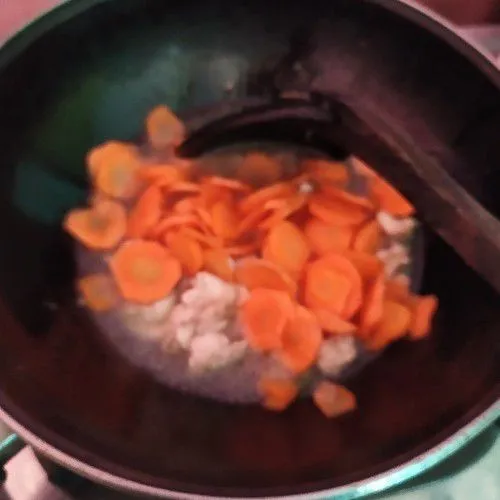 Masukkan wortel yang sudah dipotong dan kaldu ayam.