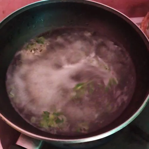 Rebus kembali air bekas rebusan ayam, kemudian bumbui dengan merica, kaldu bubuk, dan taburi sedikit daun pre serta seledri, kemudian sisihkan.