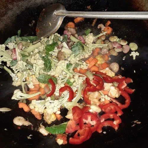 Masukkan paprika, kacang koro, dan bunga kol.