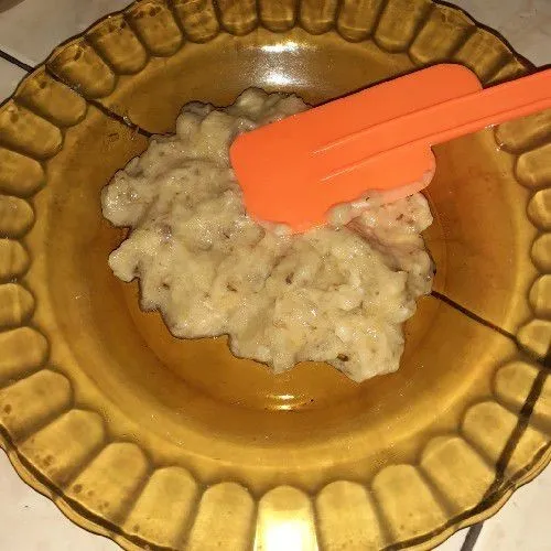 Haluskan pisang.