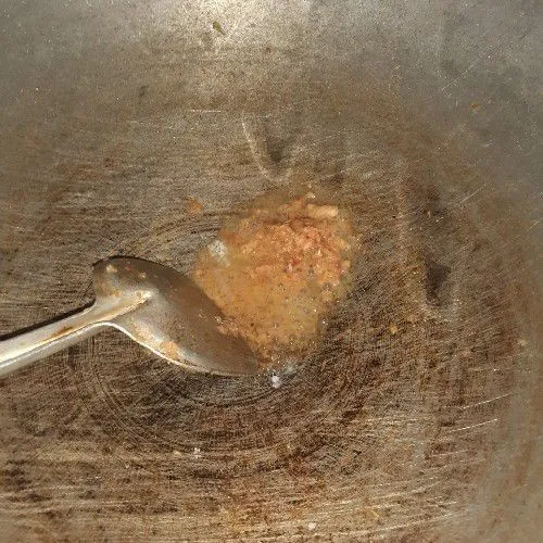 Panaskan minyak, tumiskan bumbu.
