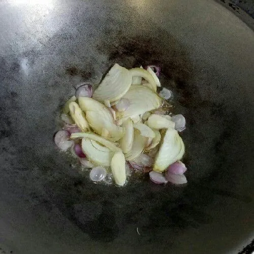 Tumis bawang.