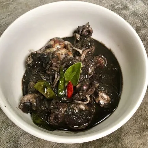 Blukutek Hitam Pedas siap disajikan dengan nasi hangat.