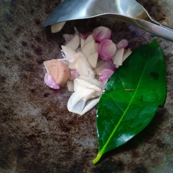 Tumis bawang merah dan bawang putih yang sudah diiris tipis, setelah harum tambahkan daun salam dan lengkuas.