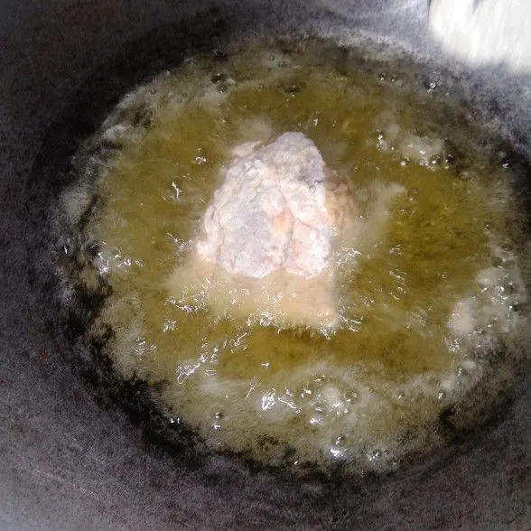 Goreng ayam tepung ke dalam minyak panas lalu kecilkan api.
