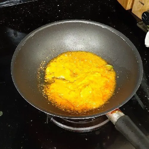 Masukkan bumbu yang sudah dihaluskan. Masak hingga bau langunya hilang.