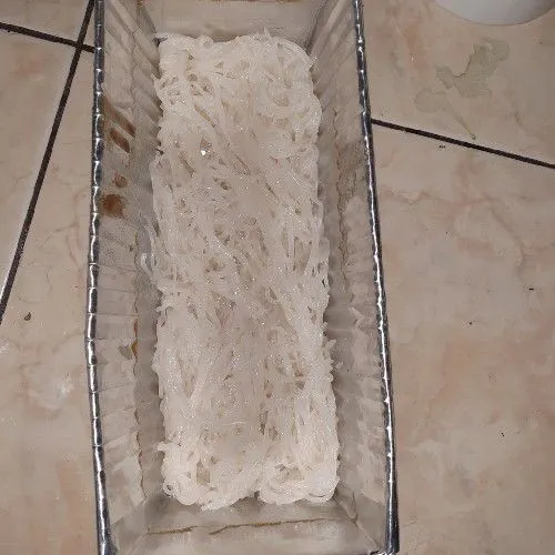 Masukkan bihun ke dalam cetakan.