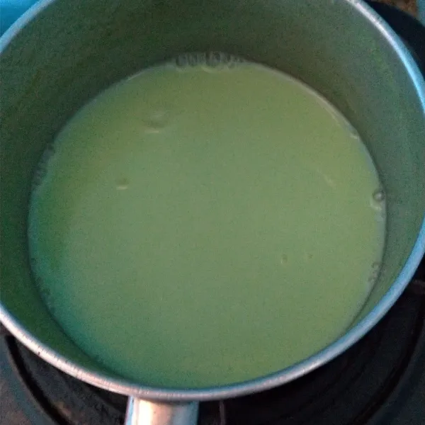 Lapis kedua: blender daun pandan dengan 150 ml air kemudian saring, masukkan 1 sdm agar-agar bubuk, 150 ml susu cair,100 ml air putih, sejumput garam, aduk-aduk sampai mendidih.