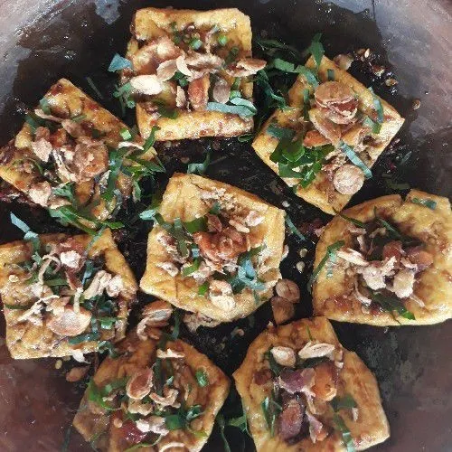 Iris seledri. Taburkan di atas tahu. Tambahkan bawang goreng. Sajikan.