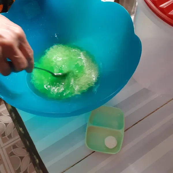 Aduk-aduk agar warnanya tercampur merata.