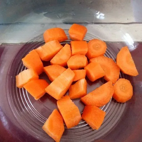 Potong wortel berbentuk kotak-kotak.