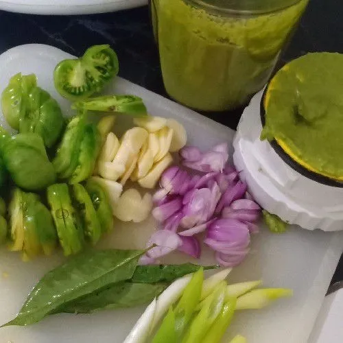 Blender halus cabai hijau, lalu iris tipis bawang merah, bawang putih, tomat cung dan daun bawang, sisihkan.