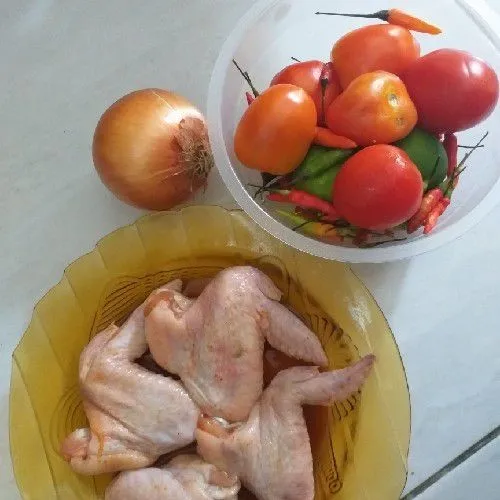 Siapkan bahan-bahan. Bumbui ayam dengan bumbu instan ayam goreng, diamkan sekitar 30 menit hingga bumbu meresap.