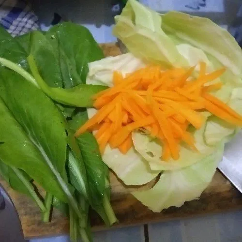 Cuci bersih sayuran. Wortel potong seperti korek api, sawi dan bunga kol, cukup potong-potong biasa.