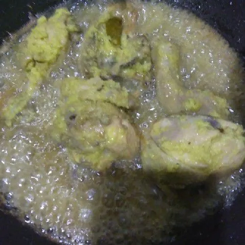 Panaskan minyak, goreng ayam hingga kecoklatan. Tiriskan.