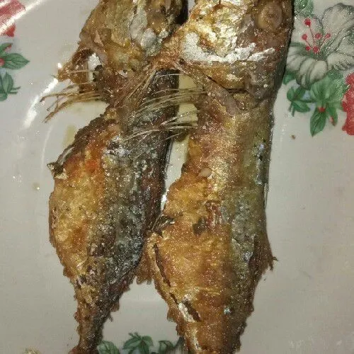 Setelah matang, angkat ikan asin gembung.