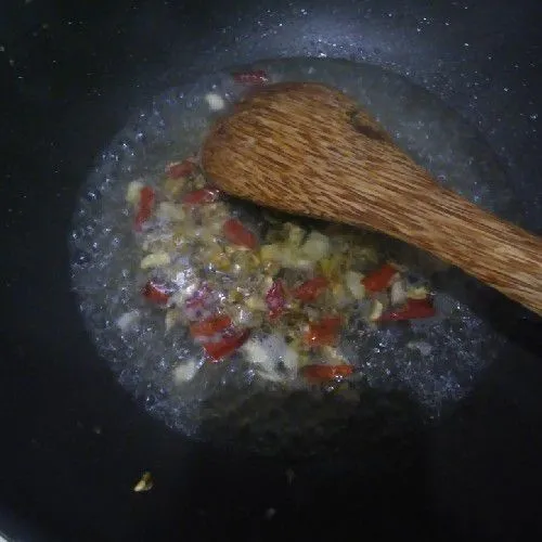 Masukkan air lalu masak hingga mendidih.