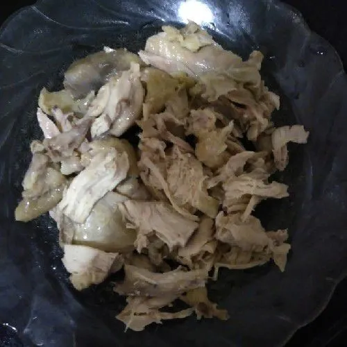 Siapkan ayam suwir yang sebelumnya sudah di rebus.